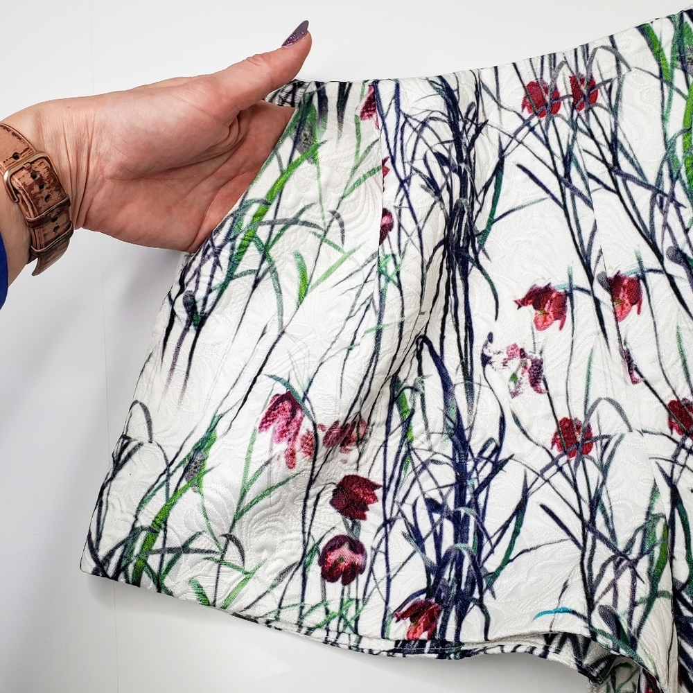 Sam & Lavi | Jacquard Floral Shorts Size Small
